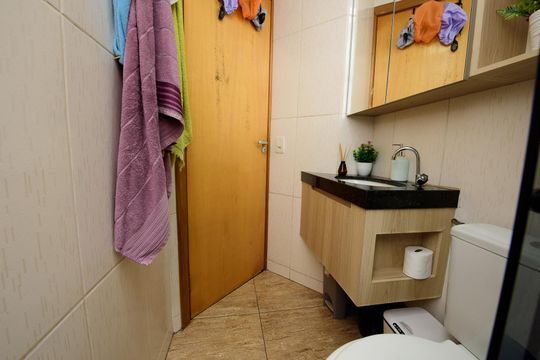 Banheiro de apartamento à venda com 2 quartos, 48m² em Diamante, Belo Horizonte