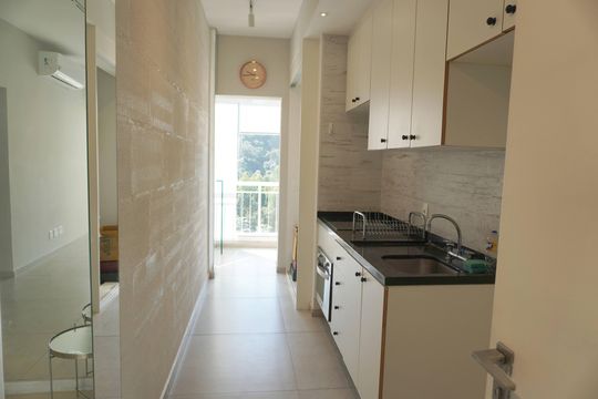 Cozinha de apartamento à venda com 1 quarto, 60m² em Centro Empresarial Tamboré, Santana de Parnaíba