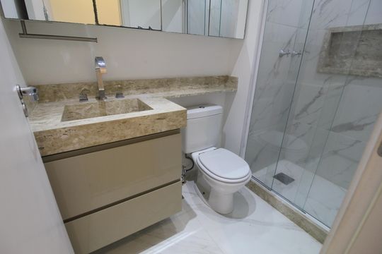 Banheiro Social de apartamento à venda com 2 quartos, 65m² em Barra da Tijuca, Rio de Janeiro