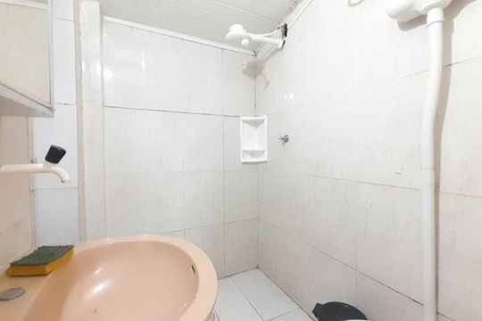 Banheiro de kitnet/studio para alugar com 1 quarto, 22m² em Santana, Porto Alegre
