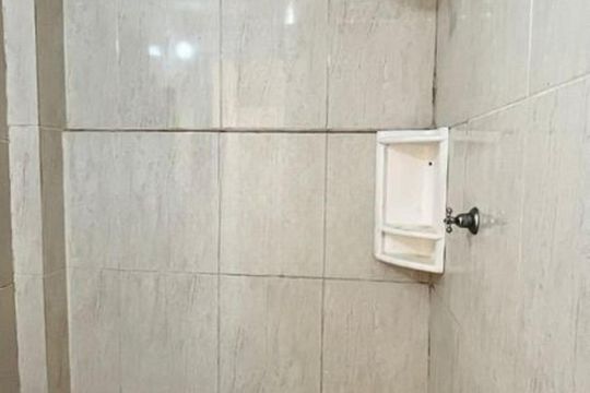 Banheiro de kitnet/studio para alugar com 1 quarto, 22m² em Santana, Porto Alegre