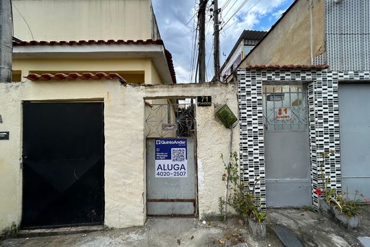 Fachada + placa de casa para alugar com 2 quartos, 80m² em Bento Ribeiro, Rio de Janeiro