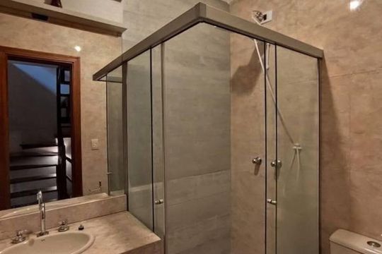 Banheiro 3 de casa para alugar com 3 quartos, 195m² em Espírito Santo, Porto Alegre