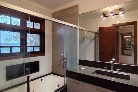Banheiro 1 de casa para alugar com 3 quartos, 195m² em Espírito Santo, Porto Alegre