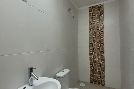 Banheiro social 2 de casa para alugar com 2 quartos, 90m² em Aberta dos Morros, Porto Alegre