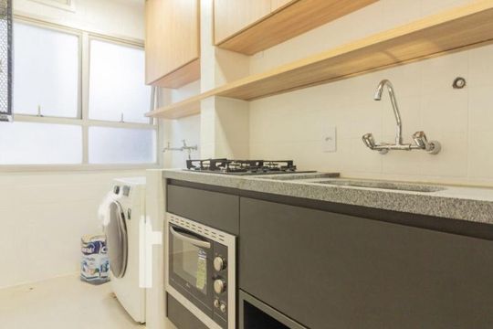 Cozinha de apartamento para alugar com 1 quarto, 45m² em Itaim Bibi, São Paulo