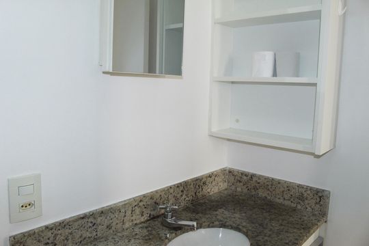 Banheiro Social de apartamento à venda com 1 quarto, 41m² em República, São Paulo
