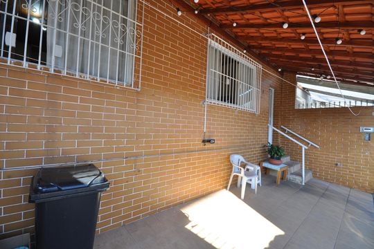 Garagem de casa à venda com 2 quartos, 102m² em Vila Mazzei, São Paulo