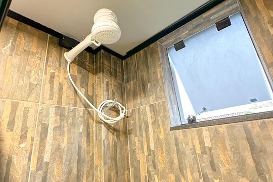 Banheiro de kitnet/studio para alugar com 1 quarto, 24m² em Ipiranga, São José
