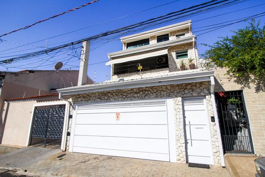 Fachada de casa para alugar com 3 quartos, 245m² em Jardim Serrano, Votorantim