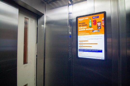 Área comum - Elevadores com Tele média de apartamento à venda com 2 quartos, 61m² em Santo Amaro, São Paulo