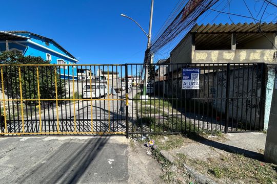 Fachada + placa de casa para alugar com 2 quartos, 120m² em Bento Ribeiro, Rio de Janeiro