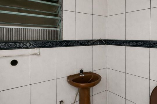 Banheiro de kitnet/studio para alugar com 1 quarto, 26m² em Fátima, Canoas