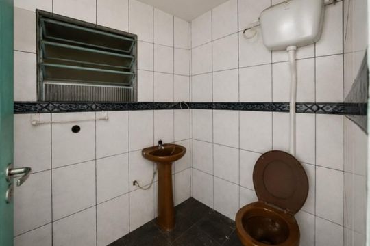 Banheiro de kitnet/studio para alugar com 1 quarto, 26m² em Fátima, Canoas