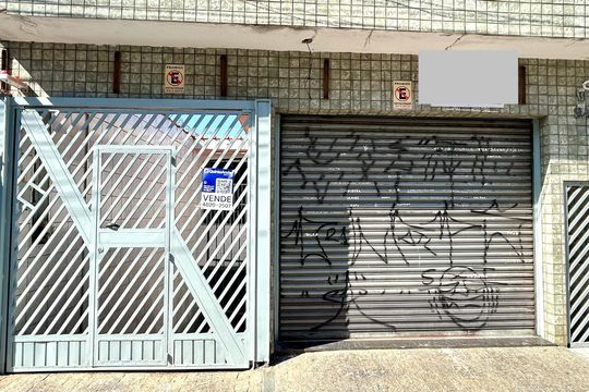 Placa instalada na fachada do imóvel  de casa à venda com 3 quartos, 140m² em Jardim Almeida Prado, Guarulhos