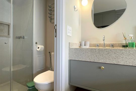 Banheiro de kitnet/studio para alugar com 1 quarto, 23m² em Paraíso, São Paulo
