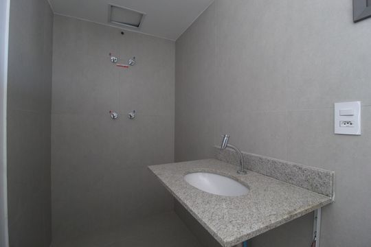 Banheiro de kitnet/studio para alugar com 1 quarto, 45m² em Vila Nova Conceição, São Paulo