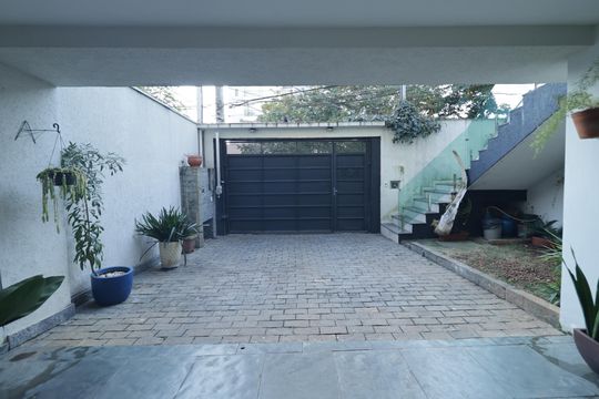 Garagem de casa à venda com 4 quartos, 250m² em Vila Monumento, São Paulo