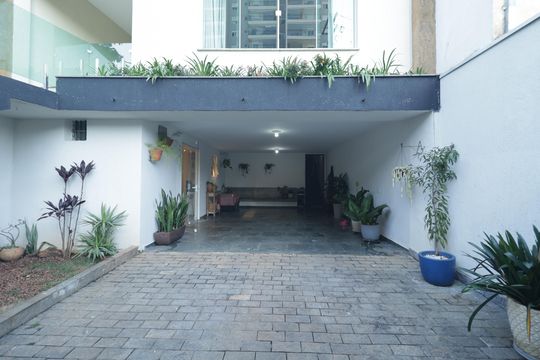 Garagem de casa à venda com 4 quartos, 250m² em Vila Monumento, São Paulo