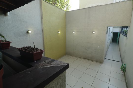 Quintal/Área de Serviço de casa à venda com 4 quartos, 250m² em Vila Monumento, São Paulo