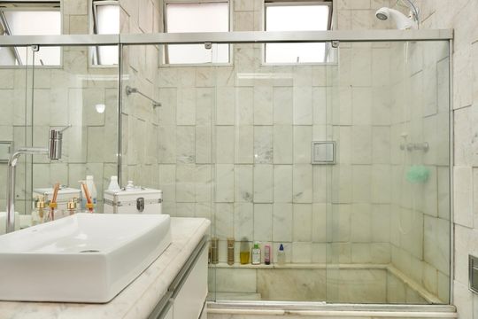 Banheiro Social de apartamento à venda com 3 quartos, 100m² em Santo Antônio, Belo Horizonte