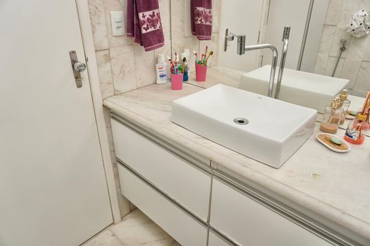 Banheiro Social de apartamento à venda com 3 quartos, 100m² em Santo Antônio, Belo Horizonte