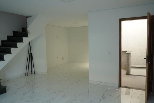 Sala de casa de condomínio à venda com 3 quartos, 130m² em Vila Antonina, São Paulo