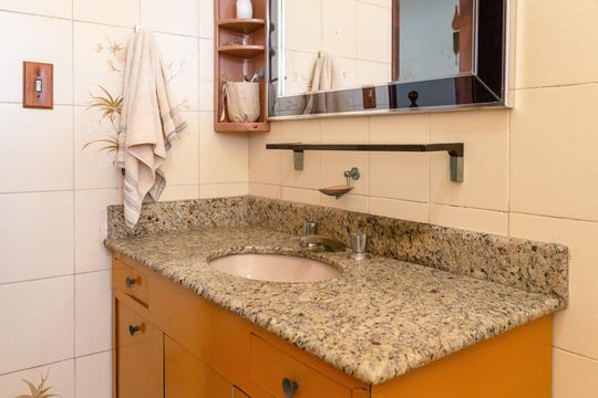 Banheiro social de casa para alugar com 4 quartos, 371m² em Vila Rosalia, Guarulhos