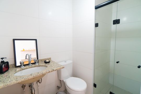 Banheiro de kitnet/studio à venda com 1 quarto, 19m² em Vila Guarani (zona Sul), São Paulo