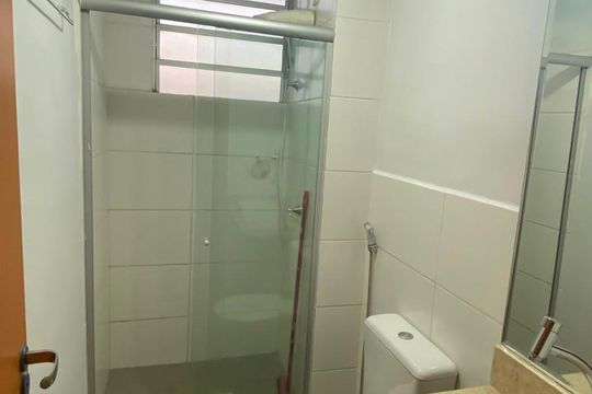 Banheiro de apartamento para alugar com 2 quartos, 53m² em Residencial Aquários II, Goiânia