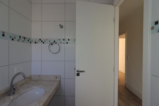 Banheiro da Suíte de apartamento para alugar com 2 quartos, 48m² em Parque Industriario, Santo André