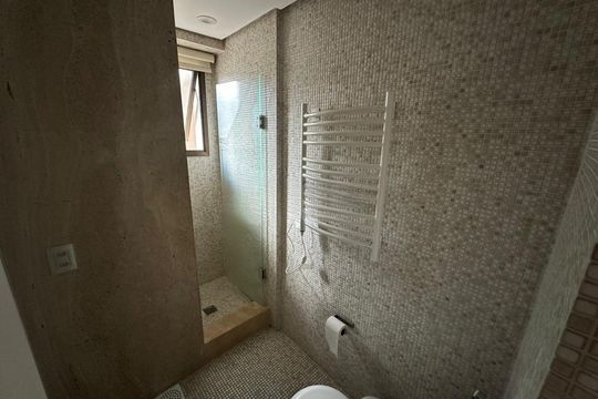 Banheiro da suíte de apartamento para alugar com 3 quartos, 158m² em Auxiliadora, Porto Alegre