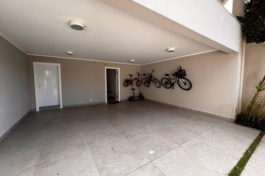 Garagem de casa de condomínio à venda com 5 quartos, 560m² em Residencial das Estrelas, Barueri
