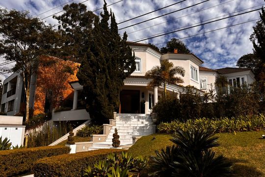 Fachada de casa de condomínio à venda com 5 quartos, 560m² em Residencial das Estrelas, Barueri