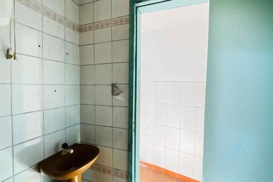 Banheiro de kitnet/studio para alugar com 1 quarto, 25m² em Fátima, Canoas