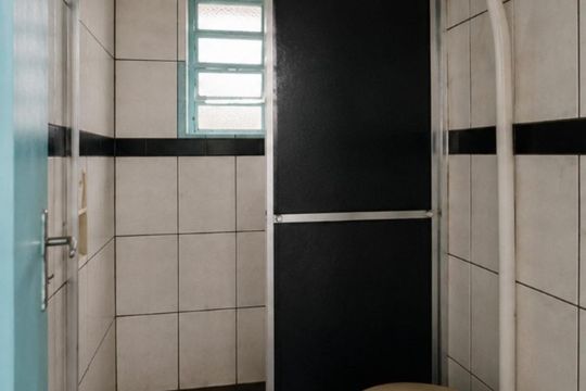 Banheiro de kitnet/studio para alugar com 1 quarto, 28m² em Fátima, Canoas