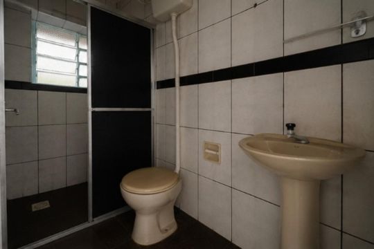 Banheiro de kitnet/studio para alugar com 1 quarto, 28m² em Fátima, Canoas