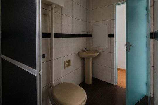 Banheiro de kitnet/studio para alugar com 1 quarto, 28m² em Fátima, Canoas