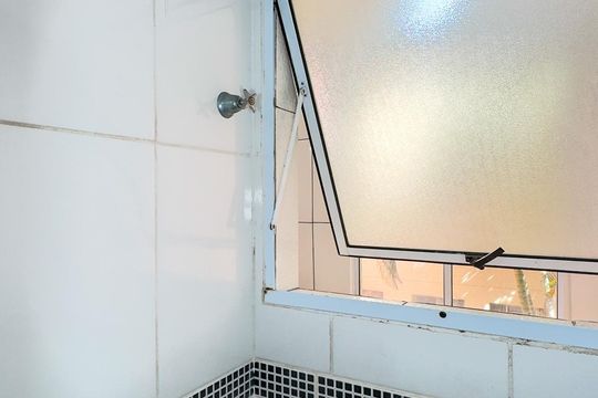 Banheiro de apartamento para alugar com 2 quartos, 50m² em Jardim Imbé, São Paulo