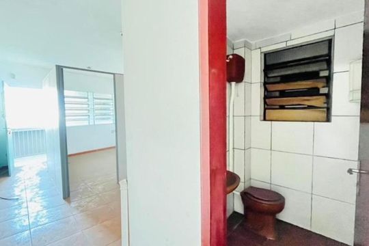 Banheiro de kitnet/studio para alugar com 1 quarto, 25m² em Fátima, Canoas