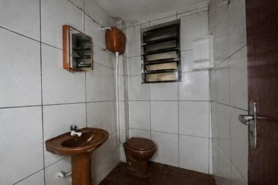Banheiro de kitnet/studio para alugar com 1 quarto, 25m² em Fátima, Canoas
