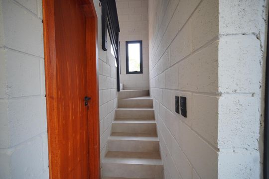 Escada de acesso a cobertura de casa para alugar com 2 quartos, 81m² em Campeche Central, Florianópolis