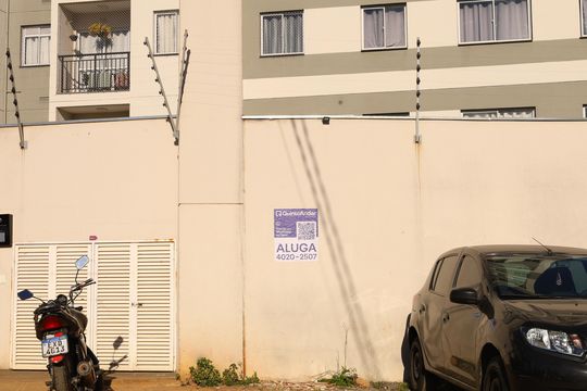 Placa grande instalada na fachada do condomínio dia 02.07.2026 - Código da placa: SWRM-613 de apartamento para alugar com 2 quartos, 38m² em Jardim Lideranca, São Paulo