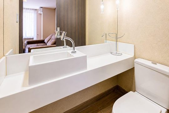 Banheiro social de apartamento para alugar com 2 quartos, 89m² em j, Brasília
