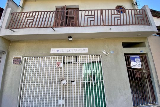 Placa instalada na fachada do imóvel de apartamento para alugar com 2 quartos, 70m² em Parque Continental I, Guarulhos