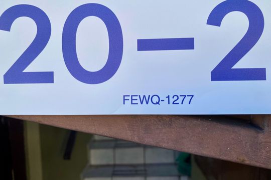 Código da placa FEWQ-1277 de apartamento para alugar com 2 quartos, 70m² em Parque Continental I, Guarulhos
