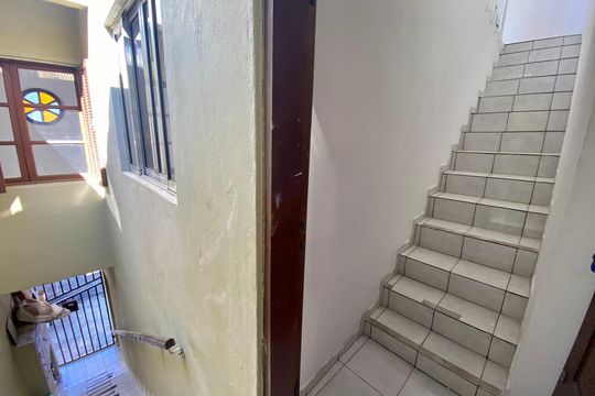 Escada acesso de apartamento para alugar com 2 quartos, 70m² em Parque Continental I, Guarulhos