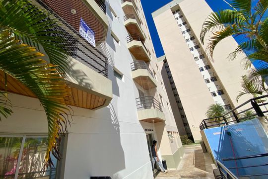 Placa instalada na fachada do imóvel de apartamento para alugar com 2 quartos, 54m² em Macedo, Guarulhos