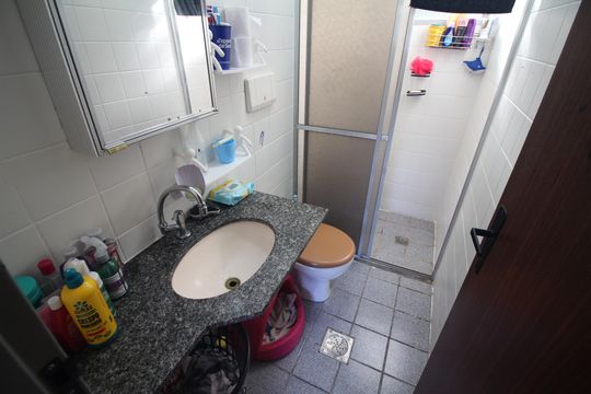 Banheiro de apartamento à venda com 2 quartos, 48m² em Camargos, Belo Horizonte
