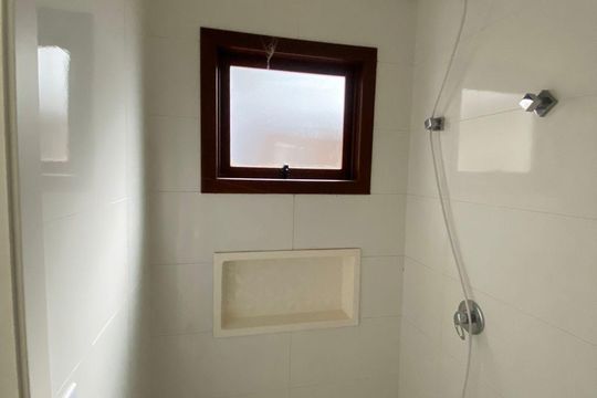 Banheiro social de casa para alugar com 3 quartos, 70m² em Passo dos Ferreiros, Gravataí